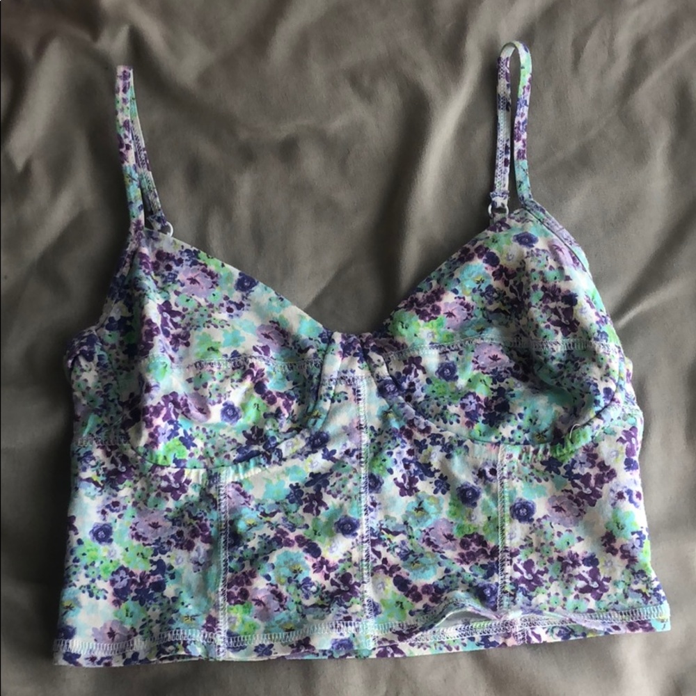 Crop top & tank top with flower pattern.